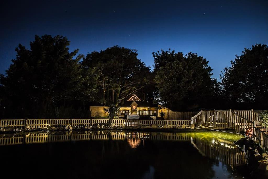 Romantic Treehouse With Hot Tub & Bbq Lodge Praze an Beeble Exterior foto
