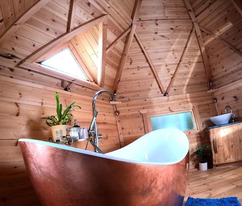 Romantic Treehouse With Hot Tub & Bbq Lodge Praze an Beeble Exterior foto