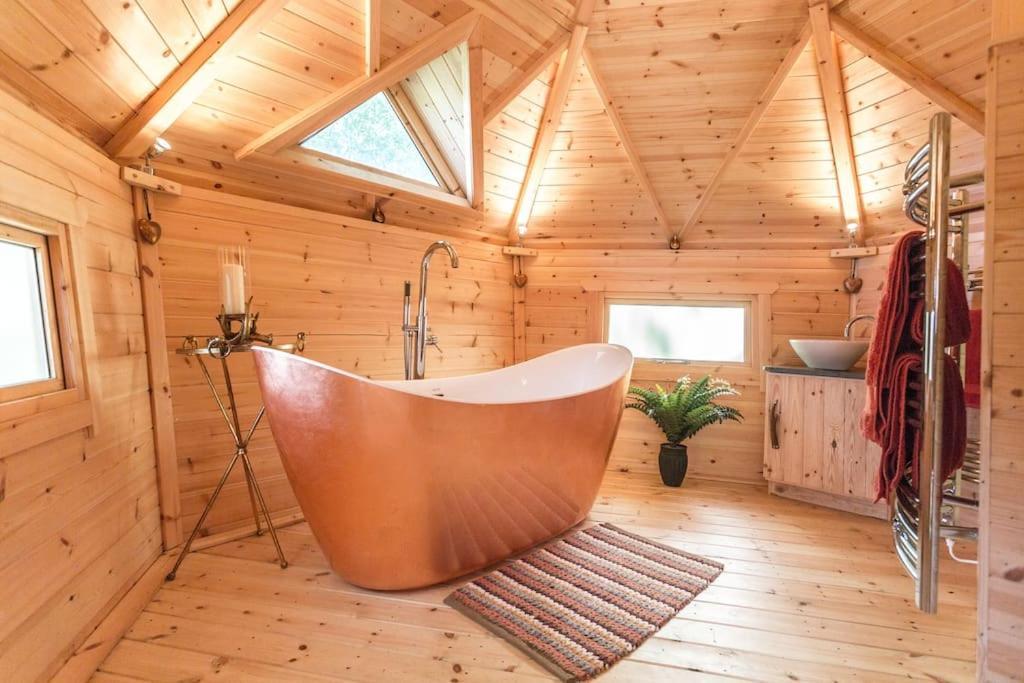 Romantic Treehouse With Hot Tub & Bbq Lodge Praze an Beeble Exterior foto