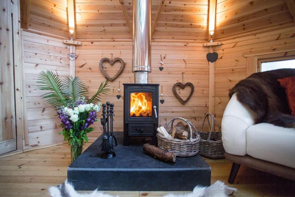 Romantic Treehouse With Hot Tub & Bbq Lodge Praze an Beeble Exterior foto